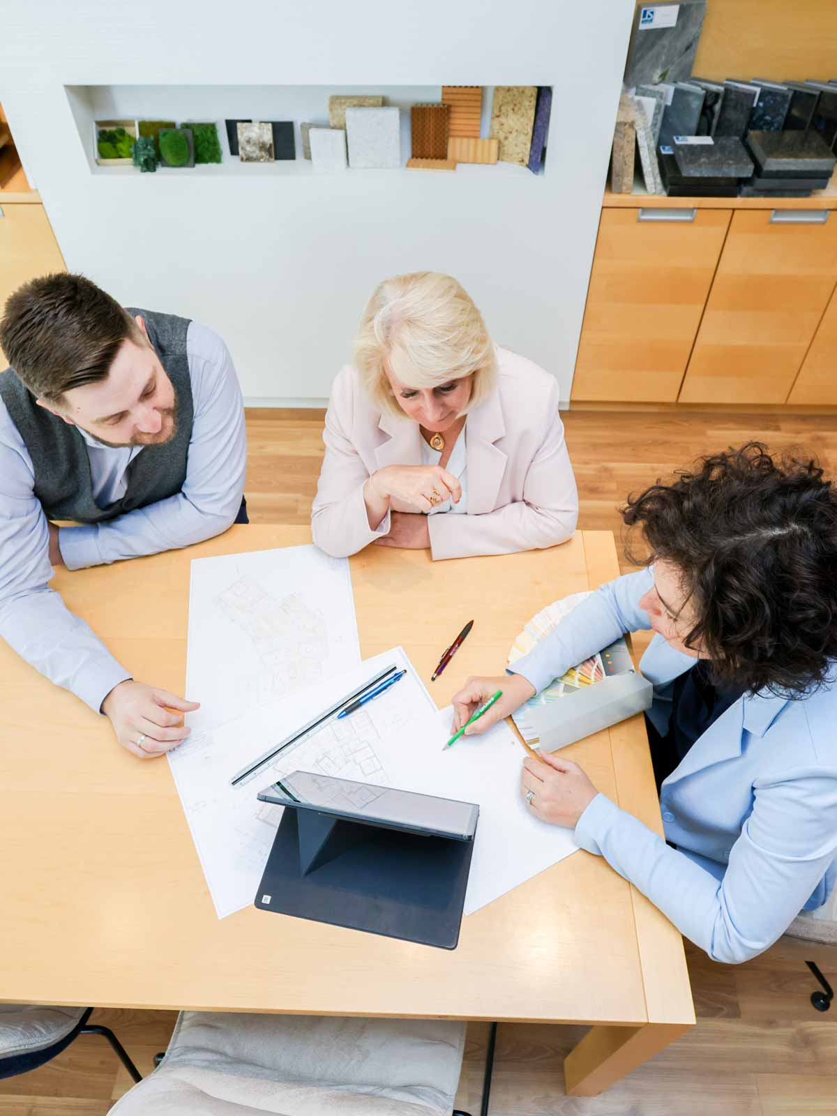 Innenarchitektin berät zur Wohnraumgestaltung.