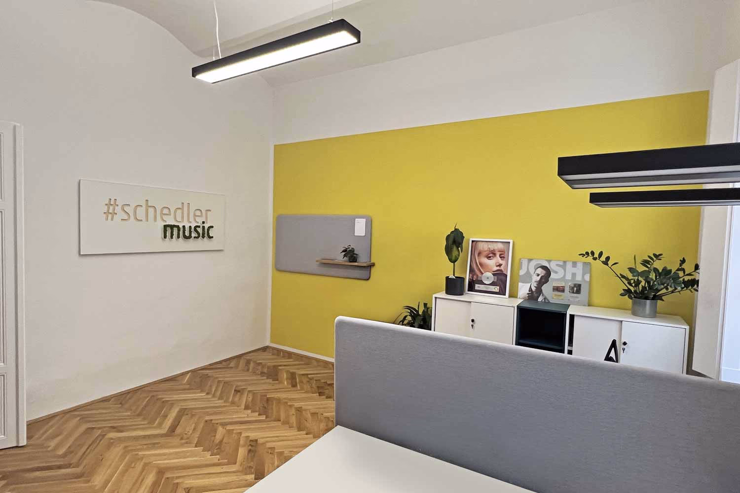 Büroplanung und Innenarchitektur mit integriertem Unternehmensbranding