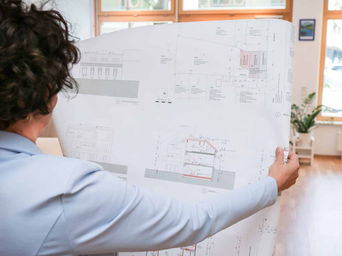 Planung der Wohnraumgestaltung mit Innenarchitektin.
