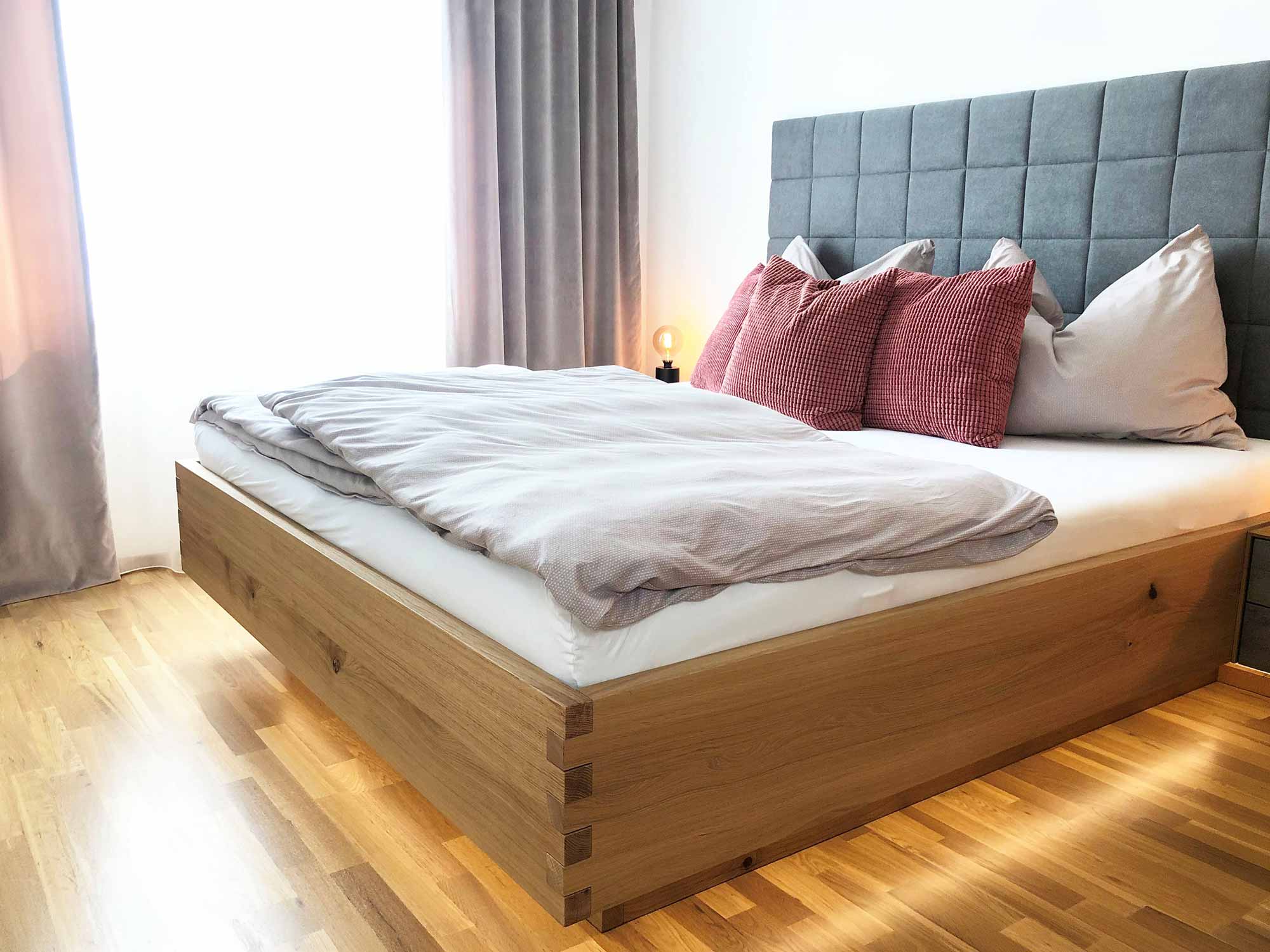 Schlafzimmer mit maßgefertigter Einrichtung