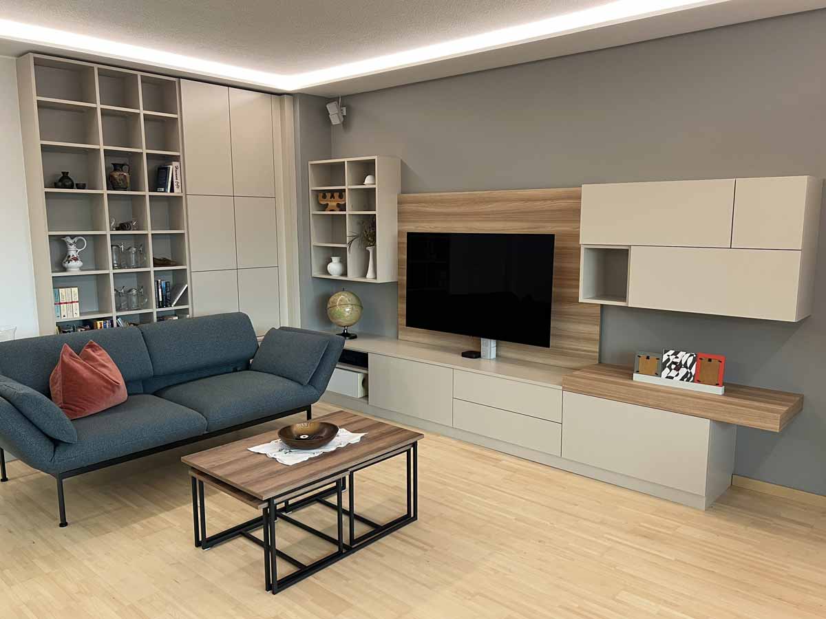 Umgesetzte Inneneinrichtung eines modernen Wohnraums nach 3D-Planung.